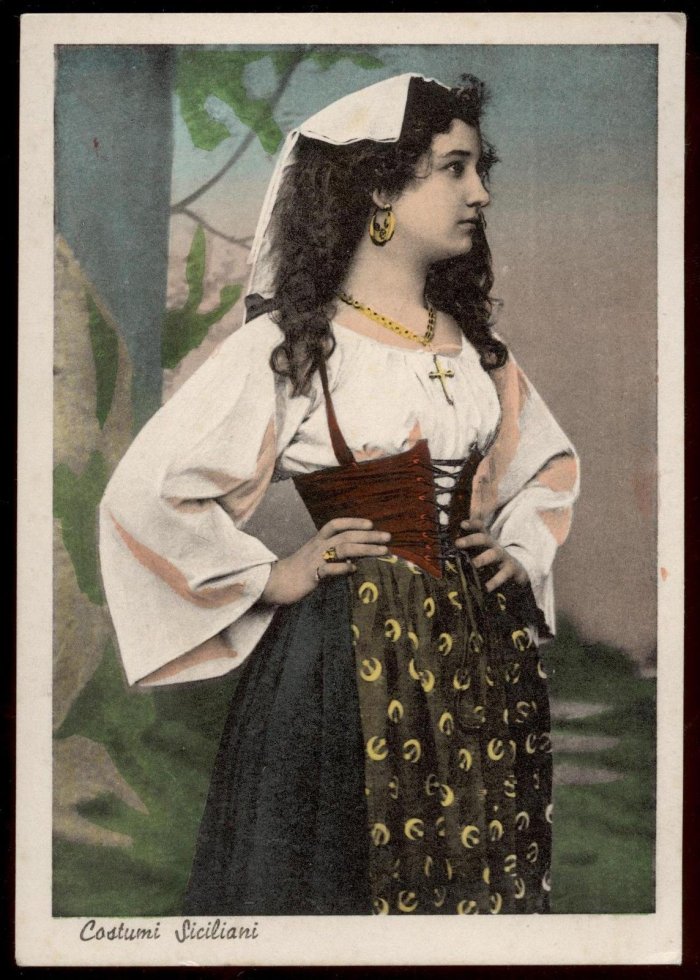 Девушка в итальянском костюме