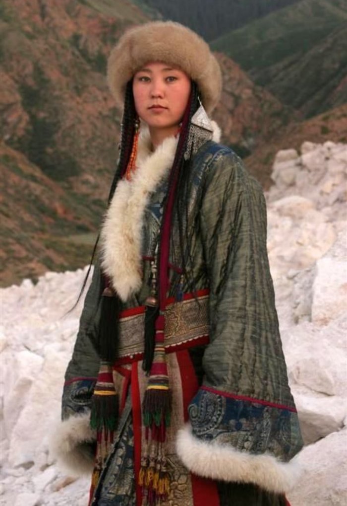 Люди в Кыргызстане в нарядах