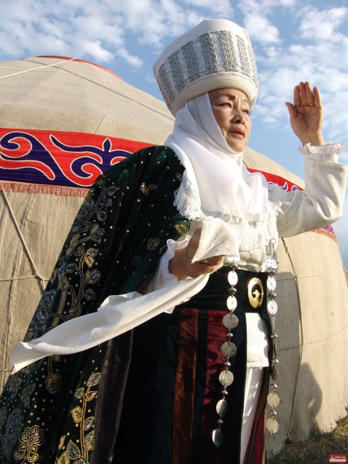 Киргизия киргизский национальный костюм