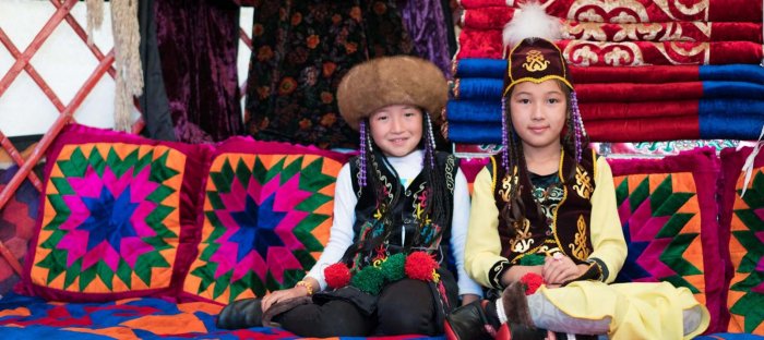 Кыргызские девушки в народном костюме