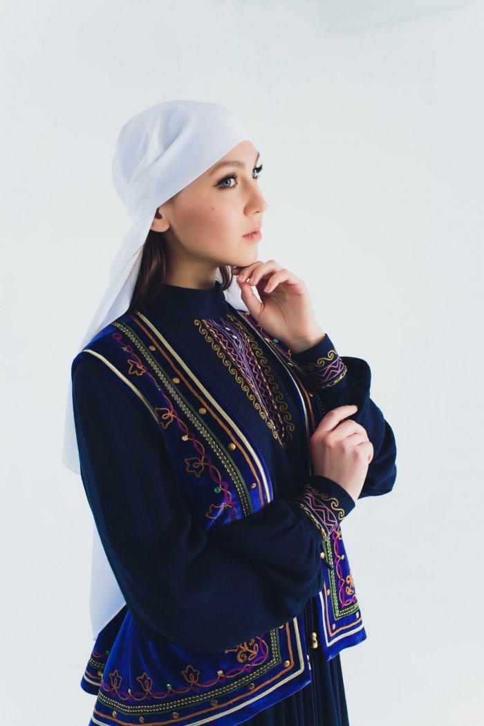 Казахские девушки в национальной одежде