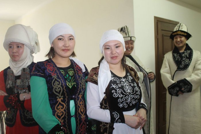 Киргизская девушка в национальном костюме