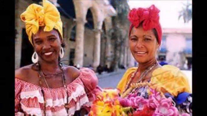 Кубинки в национальных костюмах