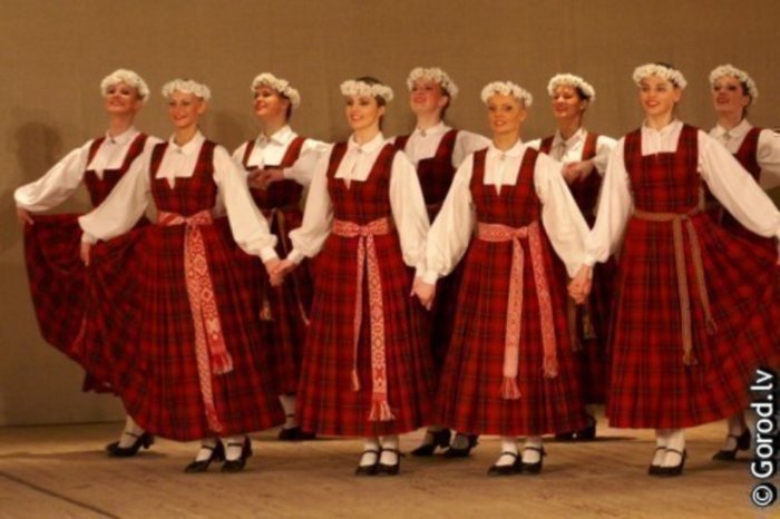 Куклы в национальных костюмах Латвии