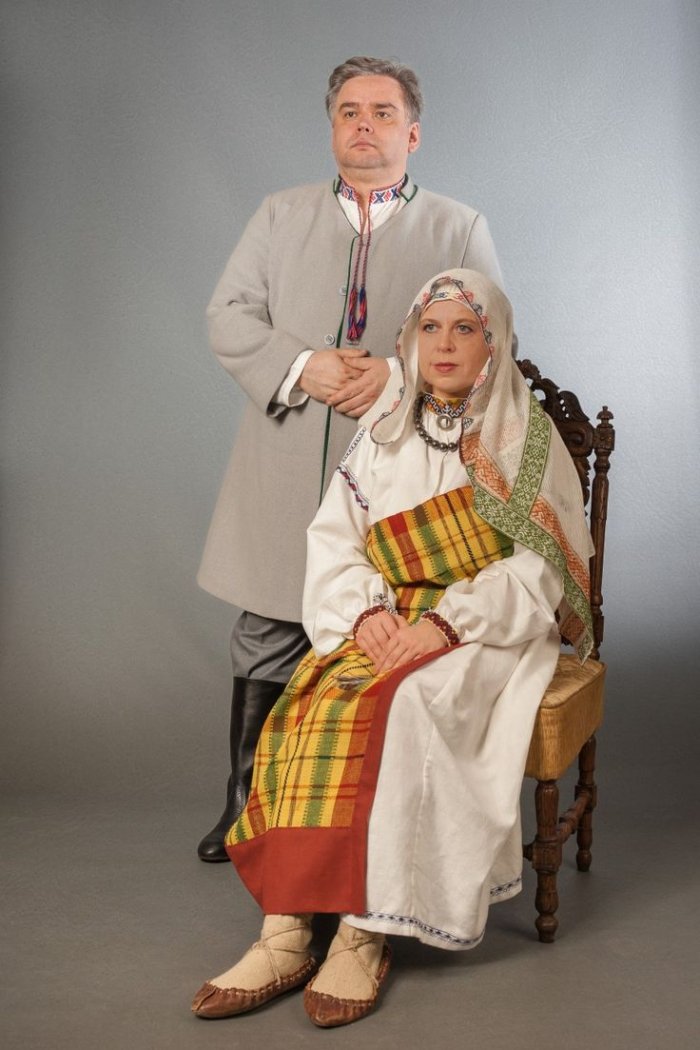 Латвия девушки в национальных костюмах