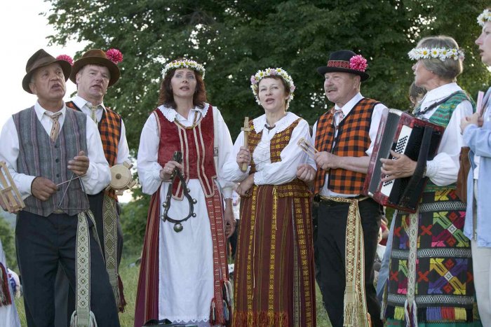 Латвия народный костюм