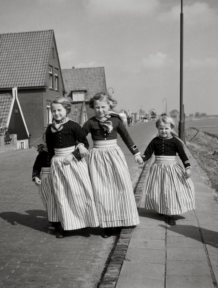 Голландская девушка в национальном костюме