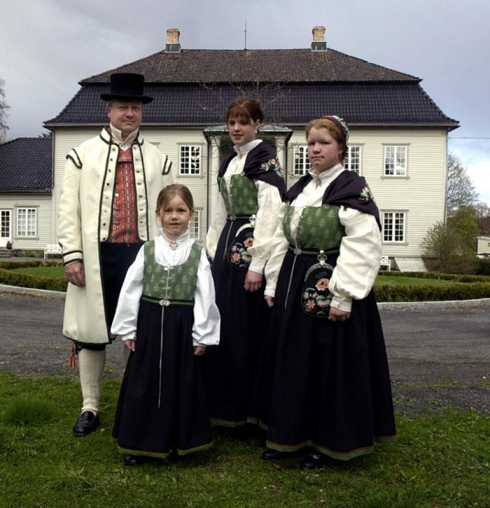Датчане в национальных костюмах