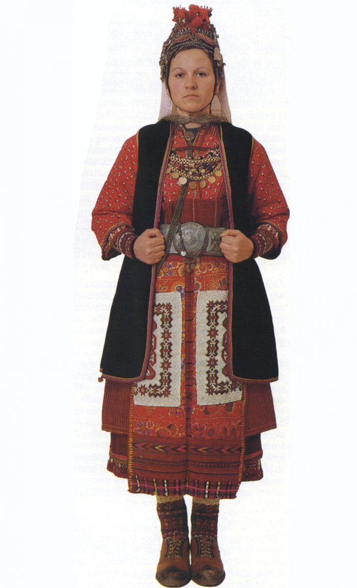 Болгарские девушки в национальных костюмах