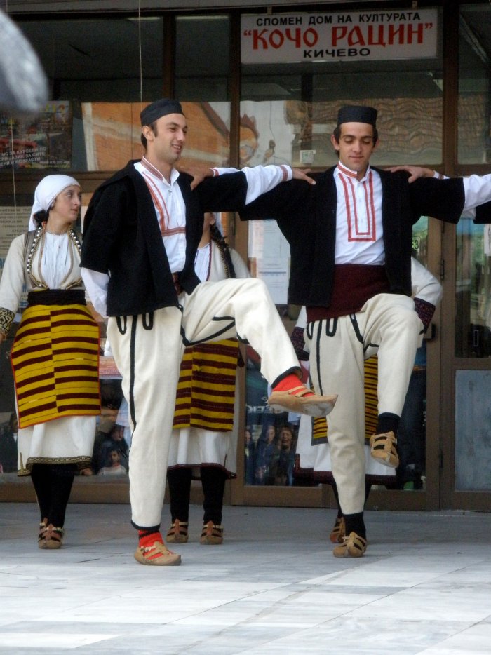 Македонские девушки в национальных костюмах