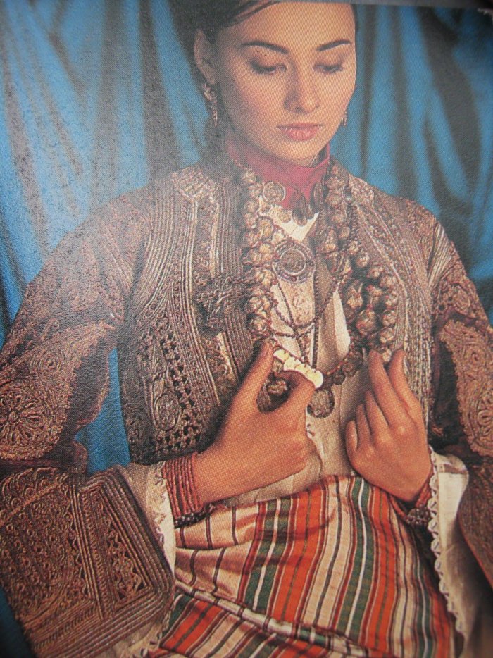 Сербские девушки в национальных костюмах