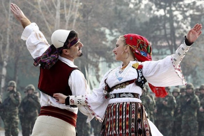 Сербские красавицы в национальном костюме