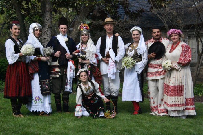 Сербы в национальных костюмах