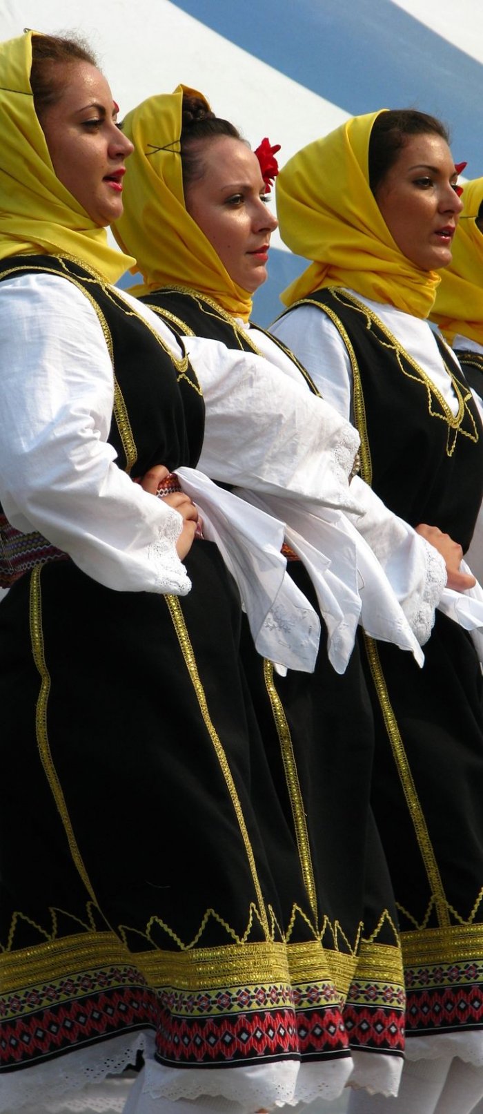 Люди в национальных костюмах