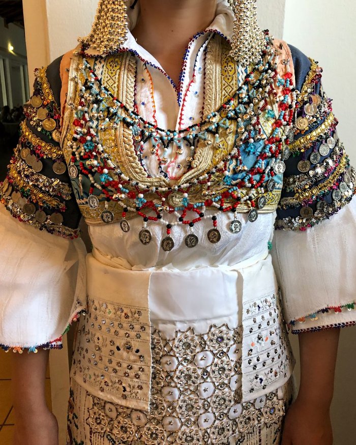 Черногорцы в национальных костюмах