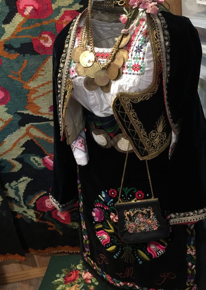 Сербские девушки в национальных костюмах