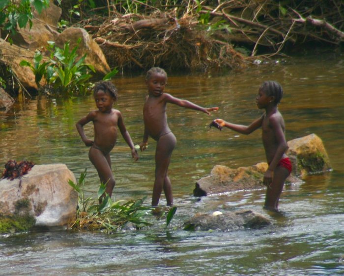 Мальчики купаются племена