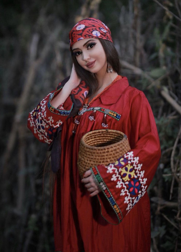 Узбечки в национальной одежде