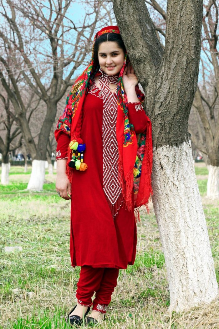 Таджикская девушка в национальном костюме