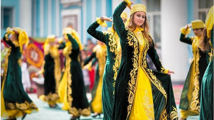 Национальный одежда чапан в Таджикистан