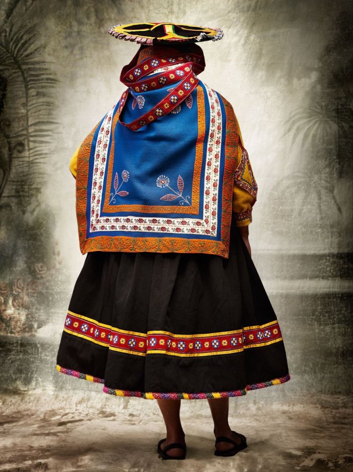 Чилийцы в национальных костюмах