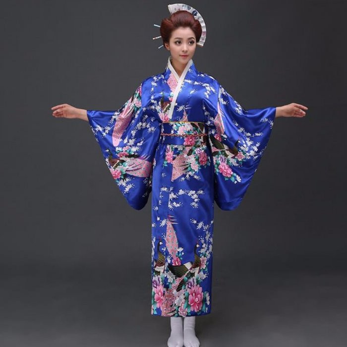Кимоно национальный японский костюм