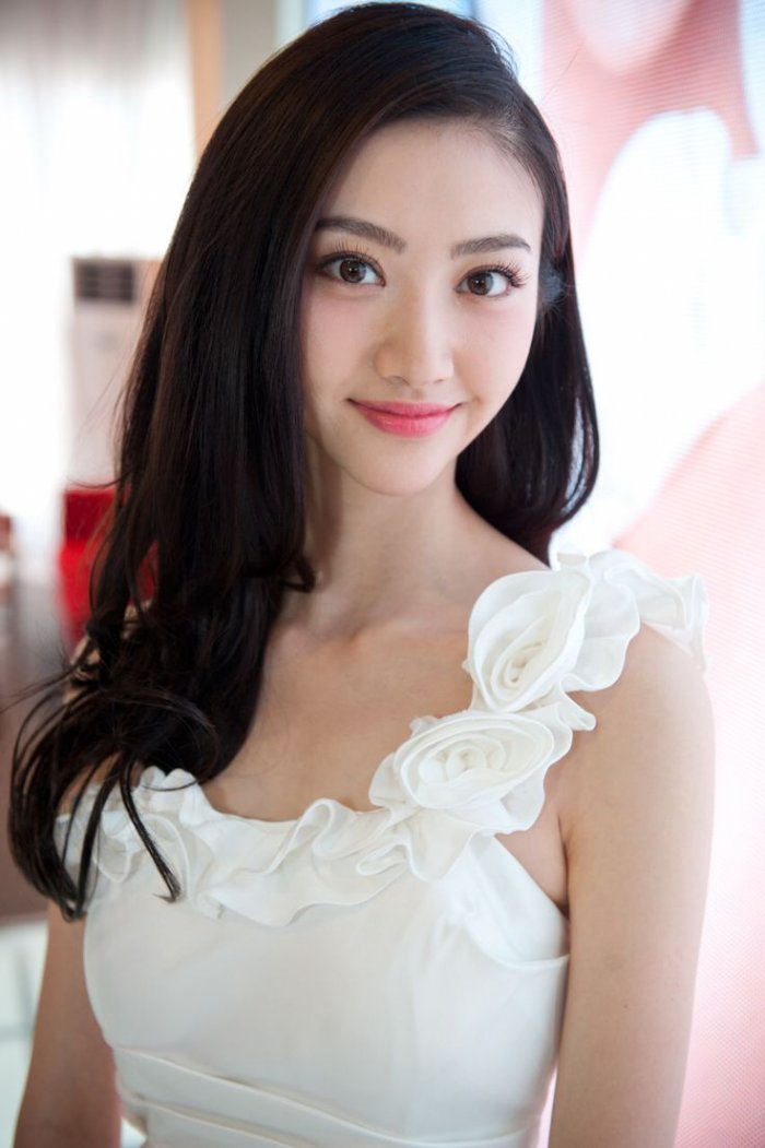Jing Tian в купальнике