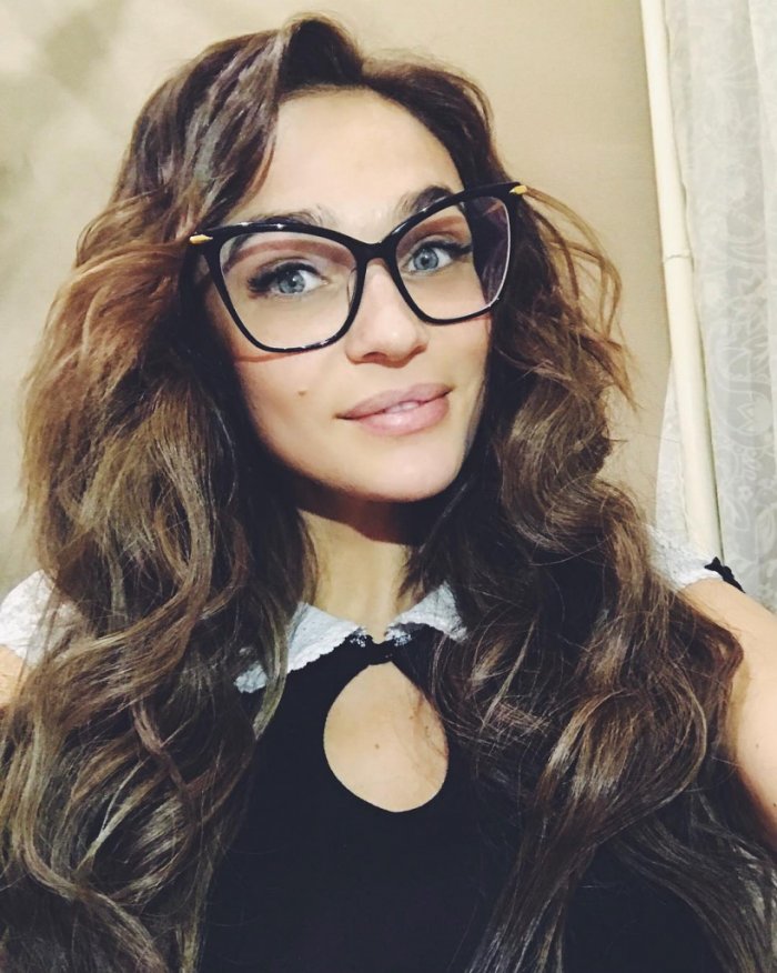 Алена Водонаева в очках