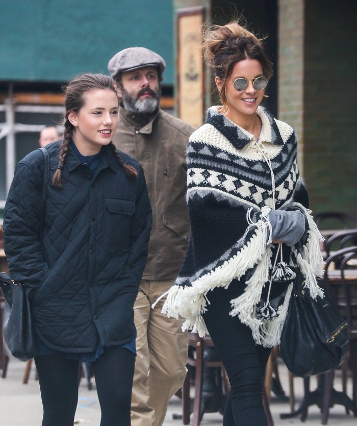 Кейт Бекинсейл и Майкл шин с дочкой