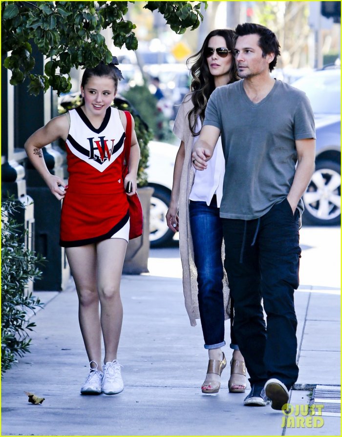 Майкл шин и Кейт Бекинсейл с дочерью