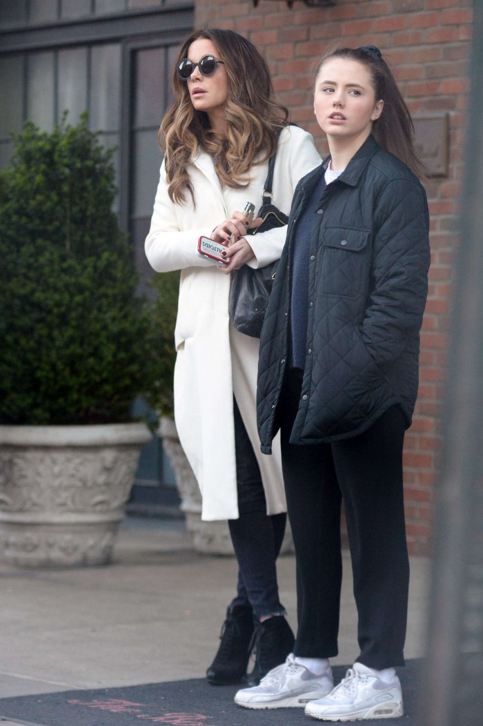 Кейт Бекинсейл с дочерью и Майклом Шином