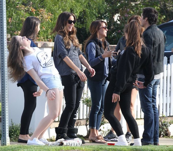 Кейт Бекинсейл с подругами