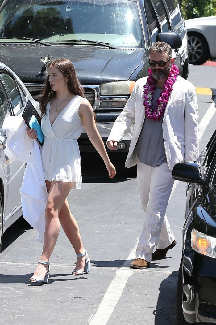 Майкл шин и Кейт Бекинсейл с дочерью