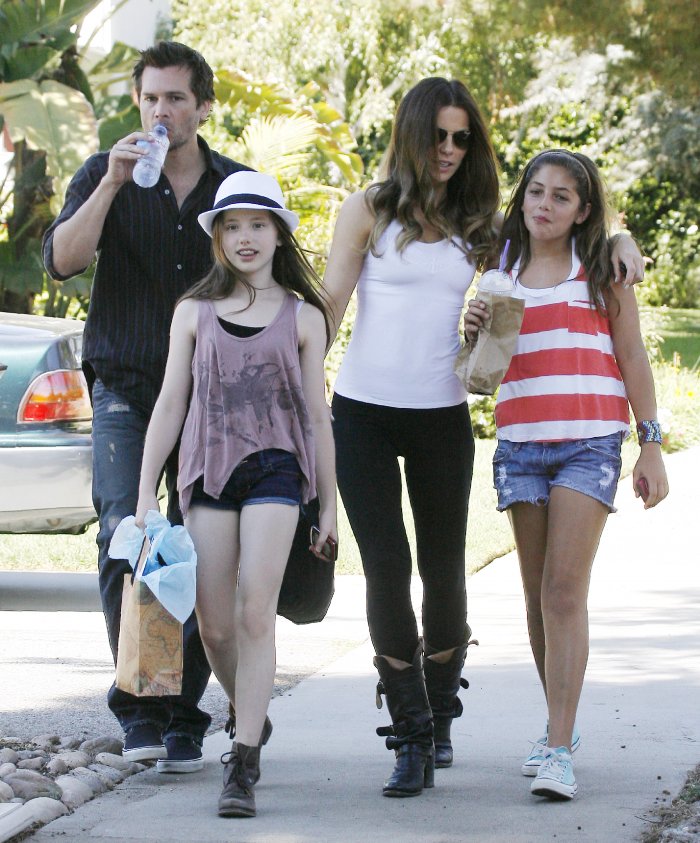 Кейт Бекинсейл и её дочь курит