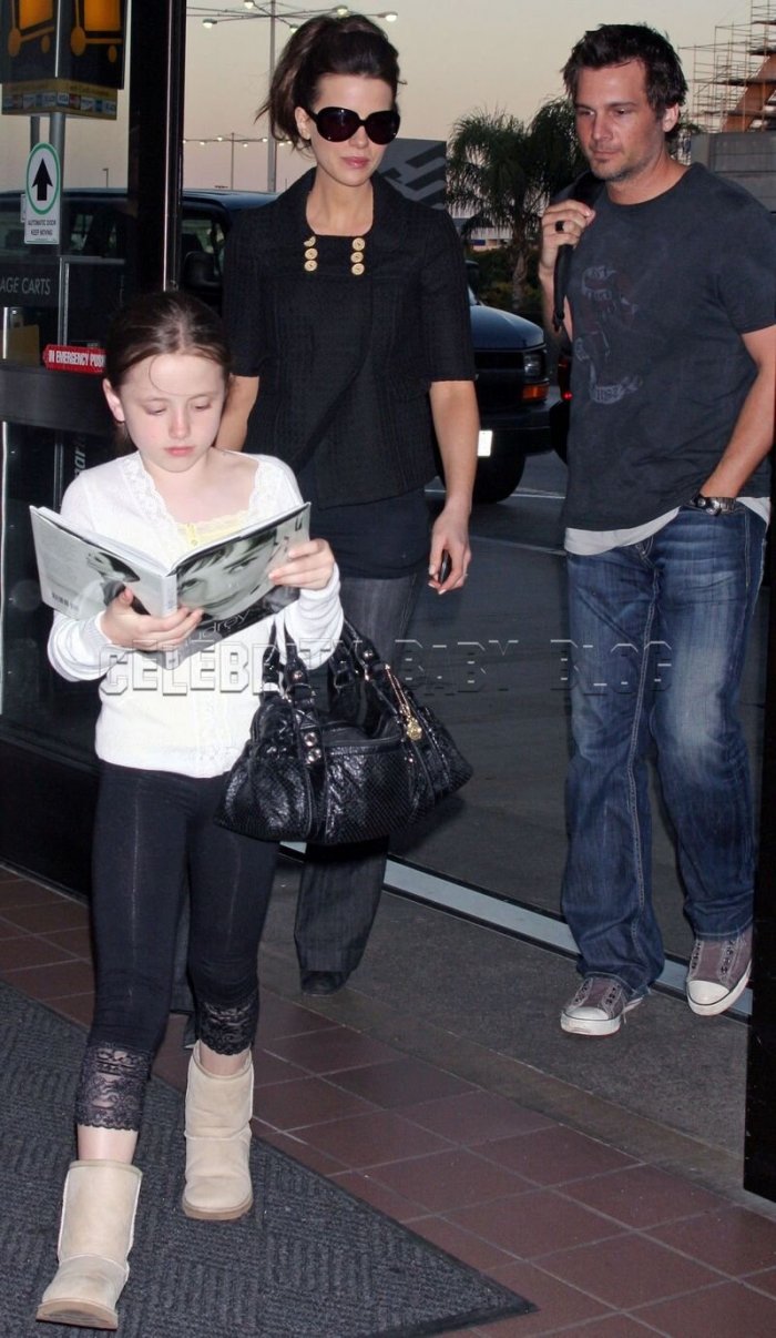 Кейт Бекинсейл и Майкл шин с дочкой