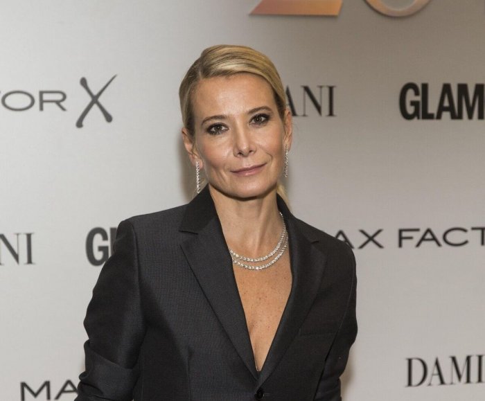 Юля Высоцкая в кожаной куртке