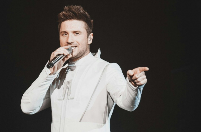 Сережа Лазарев поет