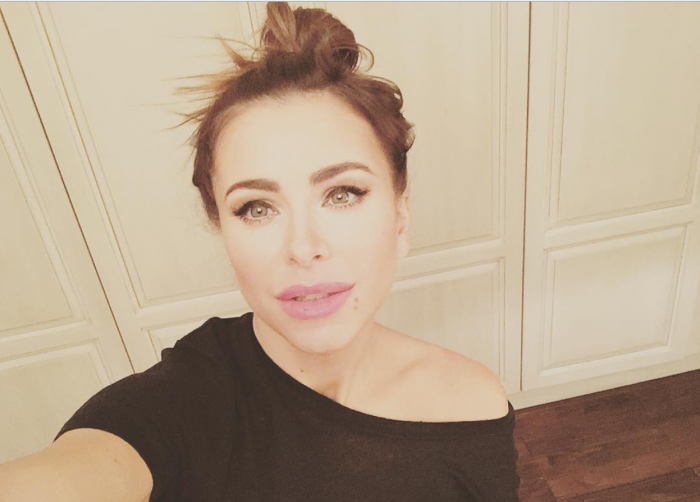 Ани Лорак 2020 в клетчатой рубашке