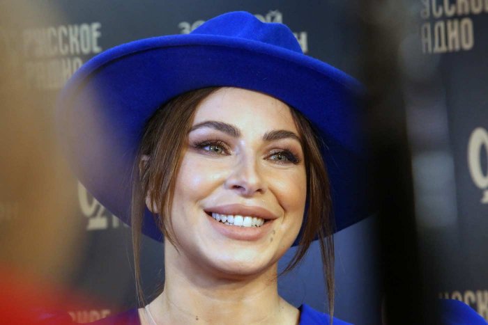 Лорак брюнетка