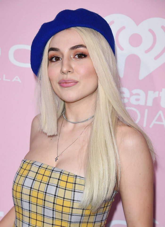 Ава Мах певица