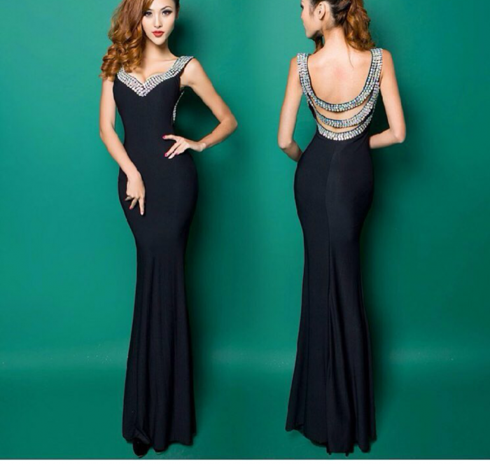 Красное шелковое платье с открытой спиной