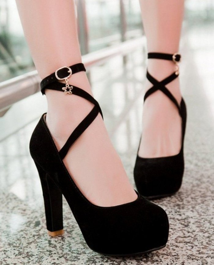 Чёрные туфли на каблуке с ремешком