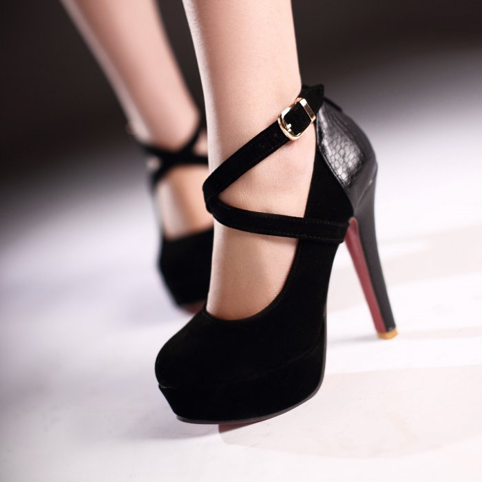 Красивые желтые туфли на шпильке