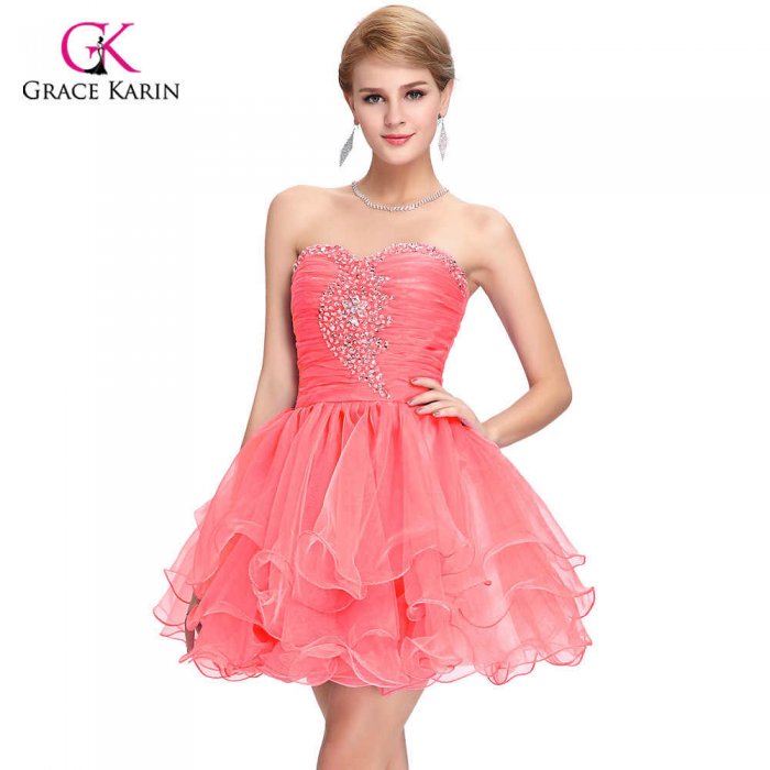 Красивые короткие платья молодой девушки