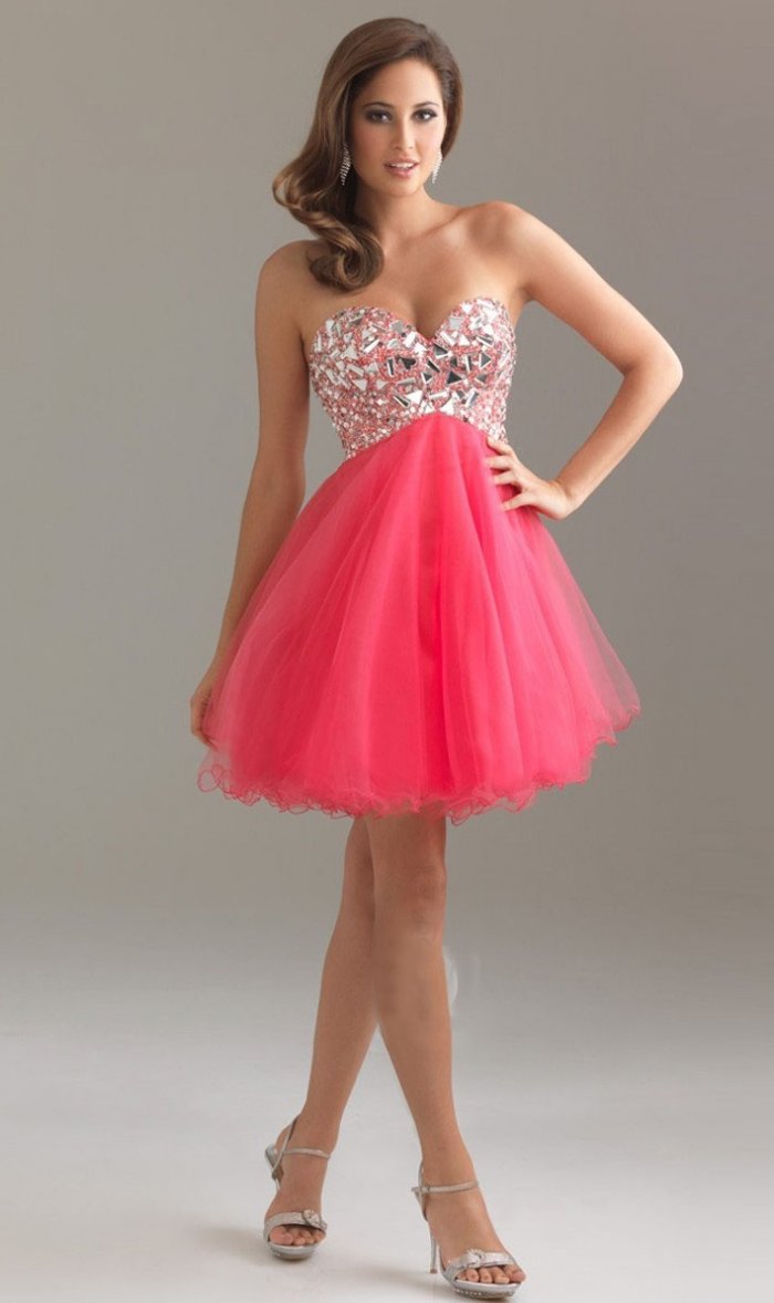 Красивые девушки в коротких платьях