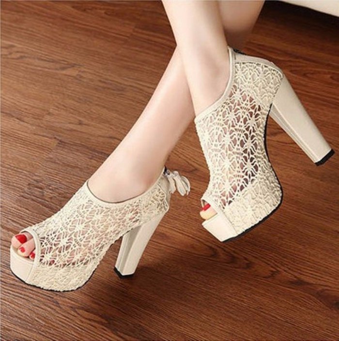 Туфли женские на каблуке с кружевами