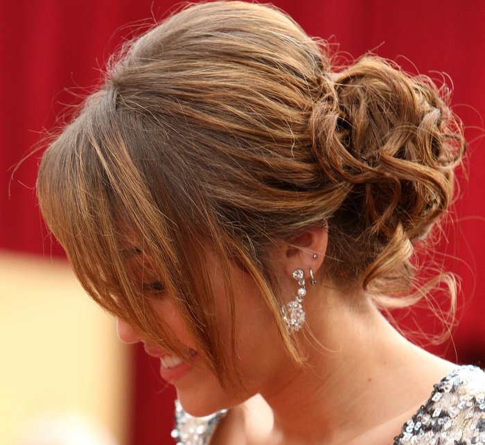 Высокие прически на средние волосы