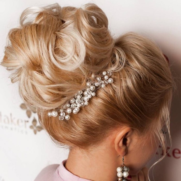 Красивый объемный пучок на средние волосы