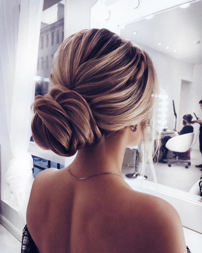 Низкий пучок на длинные волосы