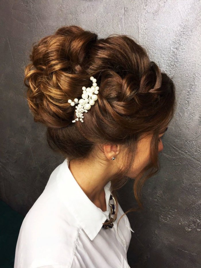 Вечерний пучок на длинные волосы